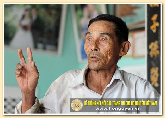 Ông Lê Sang với những câu chuyện kể về vị chủ nhiệm HTX Hòa Nhơn 3 Nguyễn Bá Thanh. Ảnh: Nguyễn Đông.