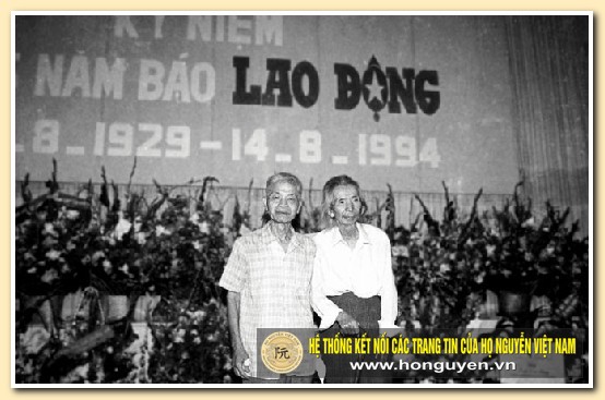Nguyễn Hữu Đang (trái) và nhạc sĩ Văn Cao tại Lễ kỷ niệm 65 năm thành lập Báo Lao Động 14/8/1994. Ảnh: Nguyễn Đình Toán