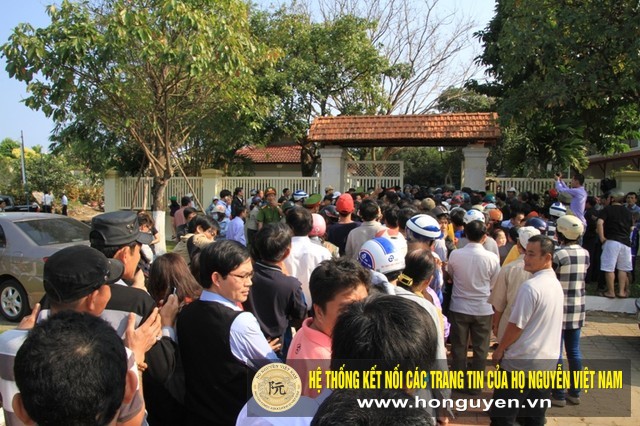 Chiều 13/2, hàng ngàn người dân tới trước cổng nhà ông Nguyễn Bá Thanh chia buồn, mong được vào viếng. Ảnh Đức Hoàng