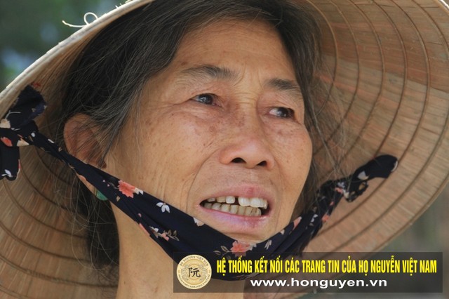 Bà Nguyễn Thị Trung (68 tuổi, trú thôn Dương Sơn, xã Hòa Tiến, huyện Hòa Vang, Đà Nẵng) xót xa, tiếc thương khi nghe tin ông Thanh qua đời. Ảnh Đức Hoàng